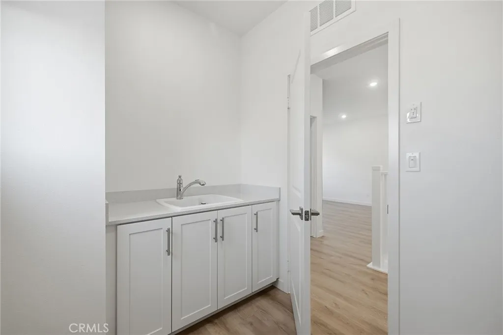 Laundry Room (w/Sink) Laundry Room (w/Sink)
