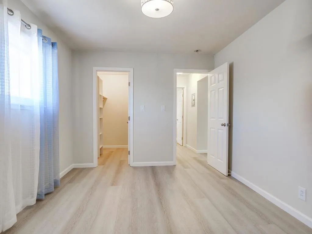 Bedroom & walk-in closet. Bedroom & walk-in closet.