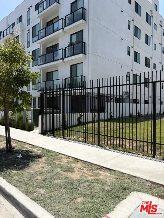 1047 S Corning Street, Los Angeles, California 90035 — photo 4