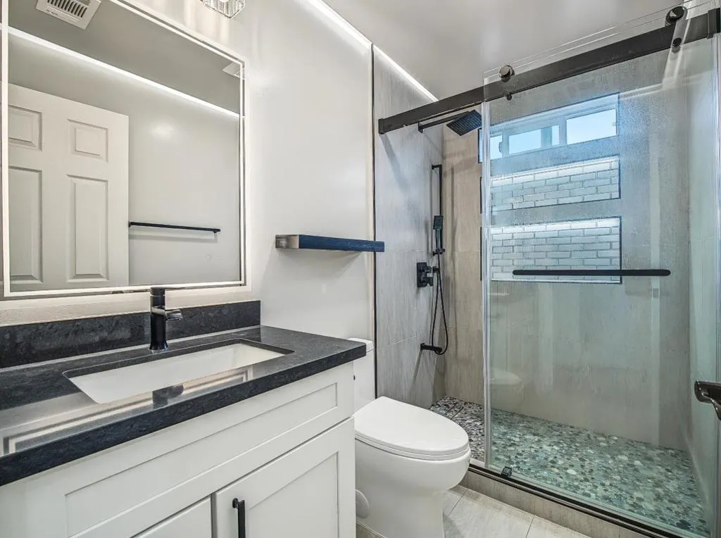 Custom Tile Bath w/2 recess soap boxes. Recess lighting in bathroom ceiling. Defogger in mirror Custom Tile Bath w/2 recess soap boxes. Recess lighting in bathroom ceiling. Defogger in mirror