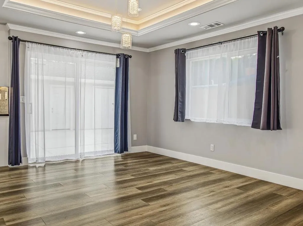 Bright and spacious home. Dining area has sliding glass door leading to low maintence yard. Bright and spacious home. Dining area has sliding glass door leading to low maintence yard.