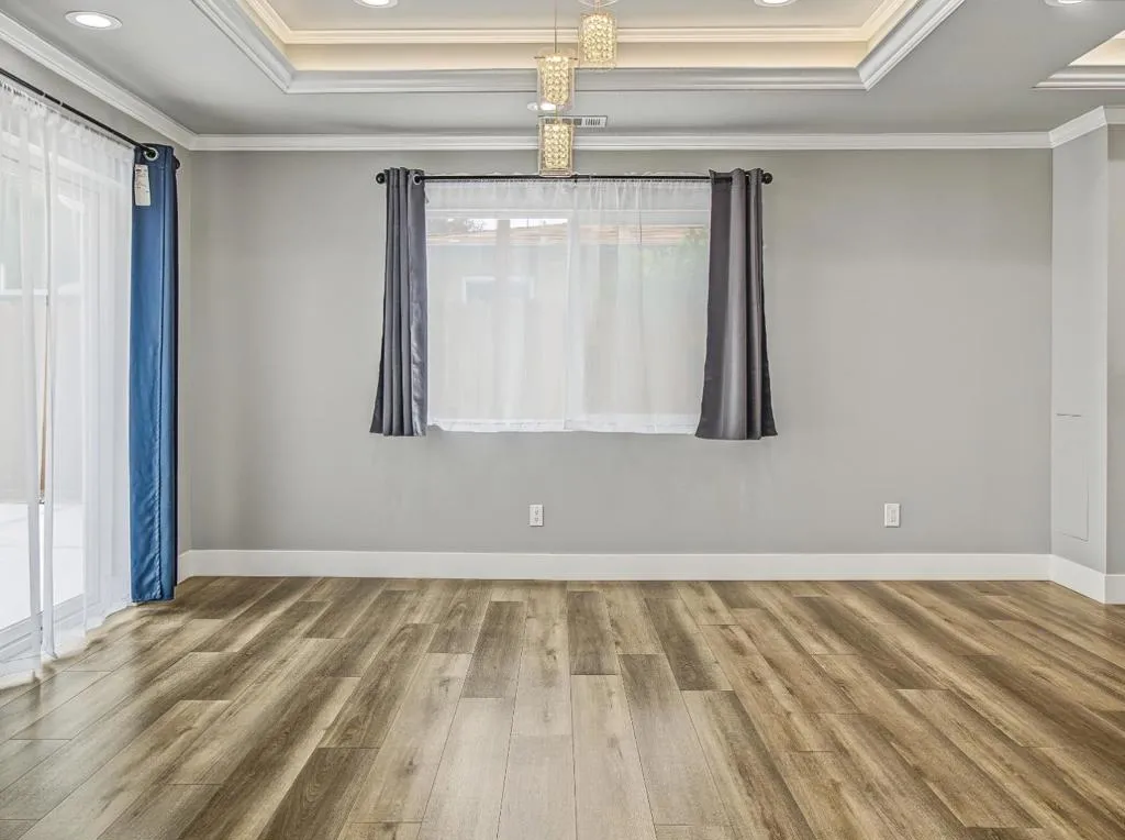 Lots of windows and sliding door in Dining area. Lots of windows and sliding door in Dining area.