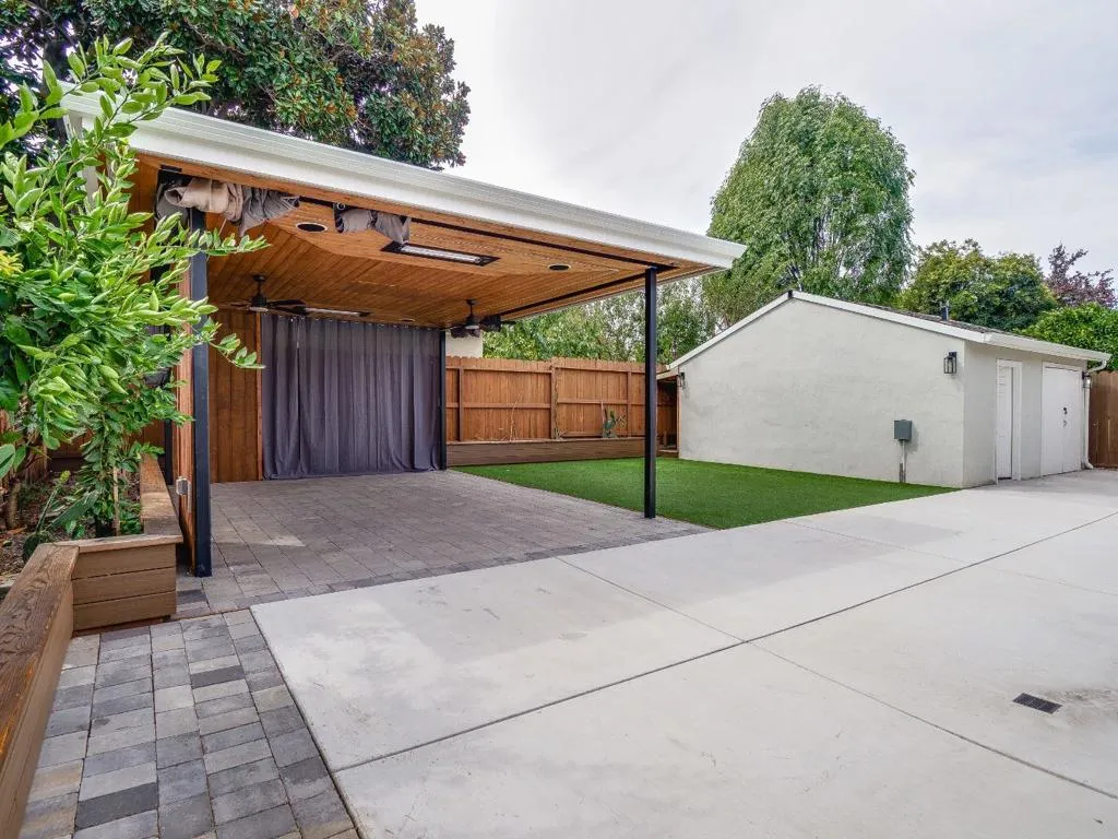 Newer Gazebo in back yard with 4 speakers, 2 fans and 2-Heating lamps. Great for large parties. Newer Gazebo in back yard with 4 speakers, 2 fans and 2-Heating lamps. Great for large parties.