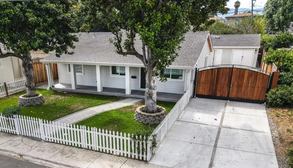 8 car driveway is a rare find. 8 car driveway is a rare find.