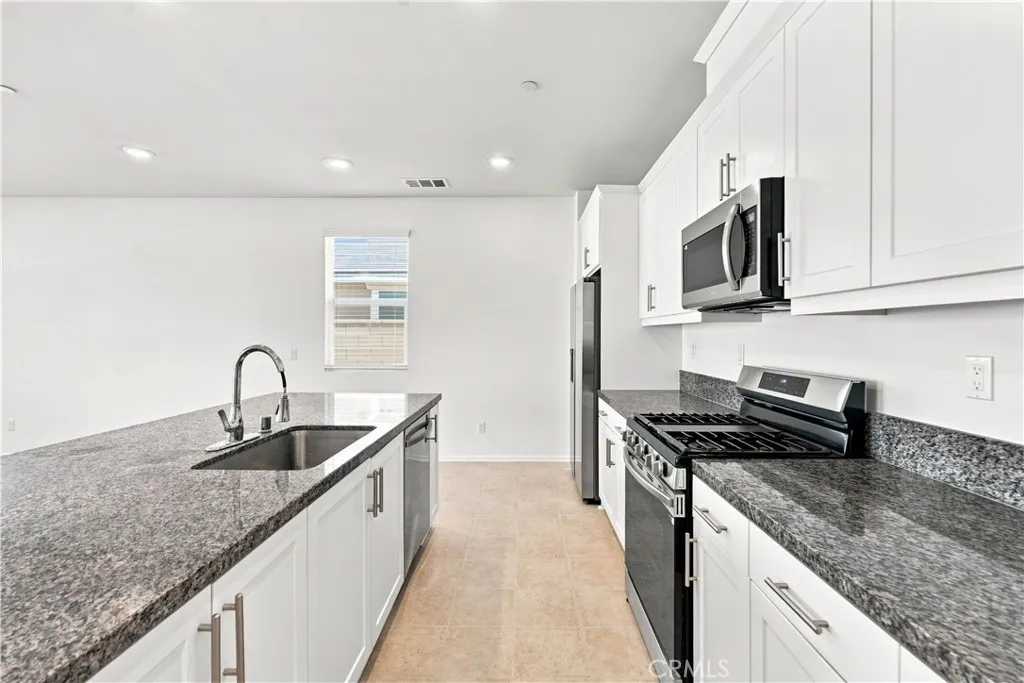 11824 Bobcat Hills Lane, Victorville, California 92392 — photo 5