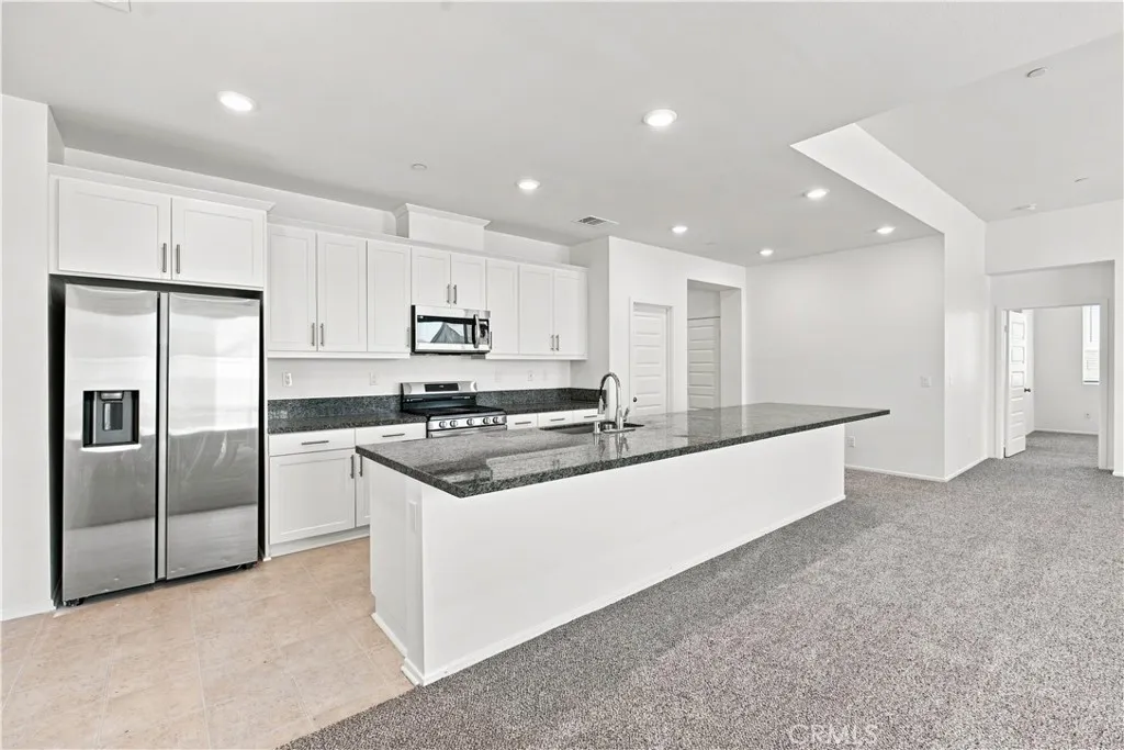 11824 Bobcat Hills Lane, Victorville, California 92392 — photo 4