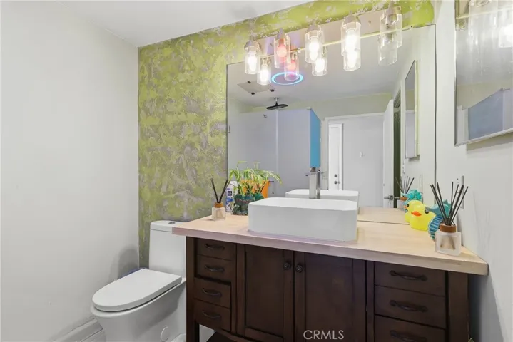 650 Broad Ave Restroom