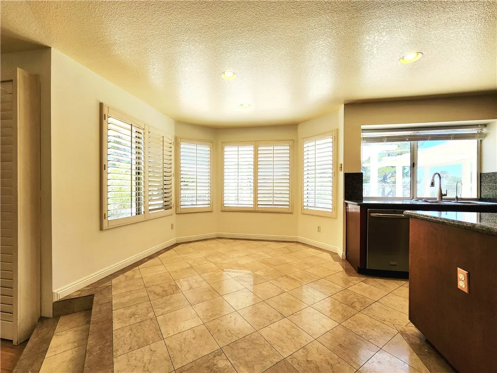 Eating Area off the Kitchen