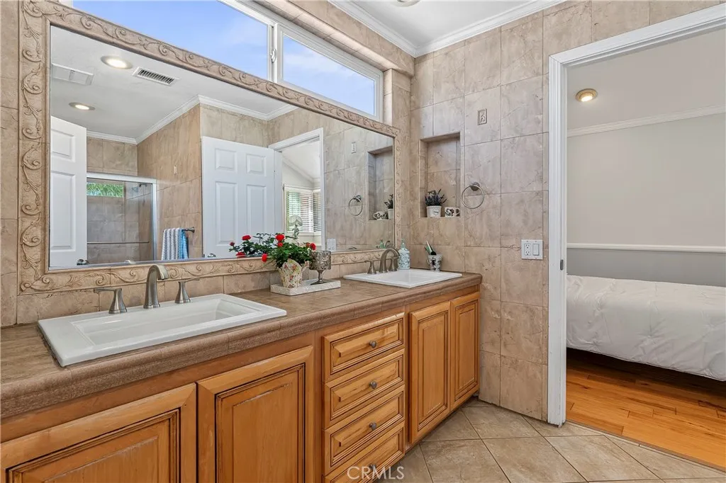 Jack and Jill Bathroom (Upstairs) Jack and Jill Bathroom (Upstairs)