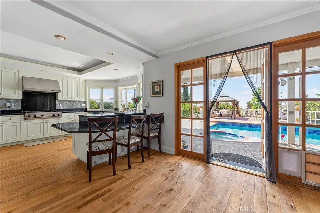 Kitchen with Breakfast bar and easy access to back yard pool and spa. Kitchen with Breakfast bar and easy access to back yard pool and spa.