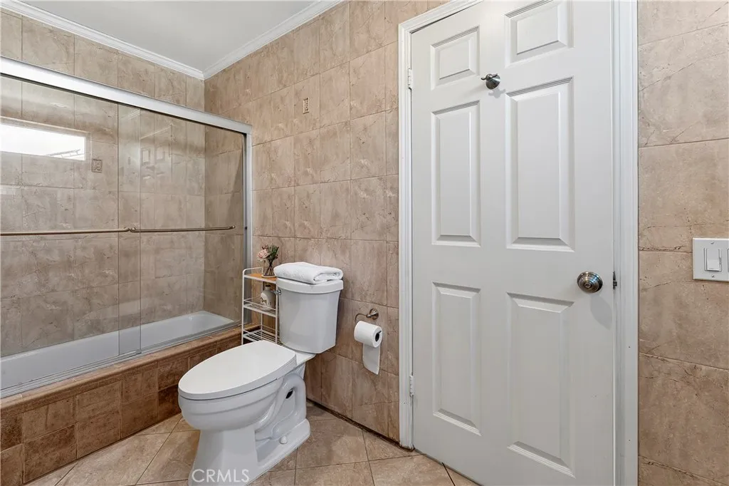 Jack and Jill Bathroom (Upstairs) Jack and Jill Bathroom (Upstairs)