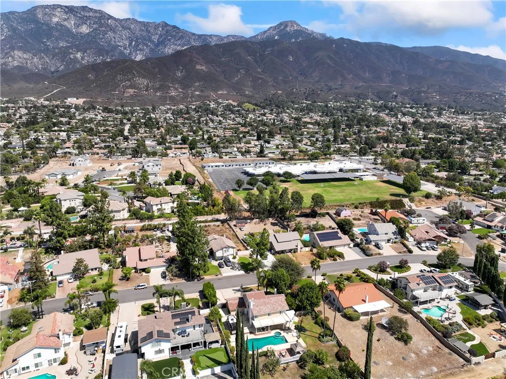 Mountain Views and Walking Distance to Stork Elementary!! Mountain Views and Walking Distance to Stork Elementary!!