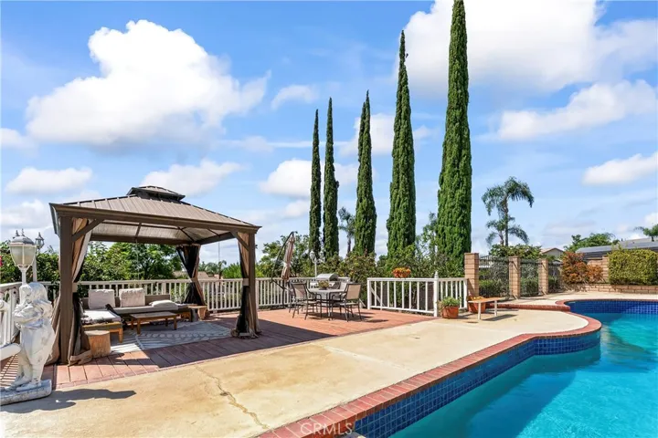 Large Patio Deck for Friends and Family to enjoy