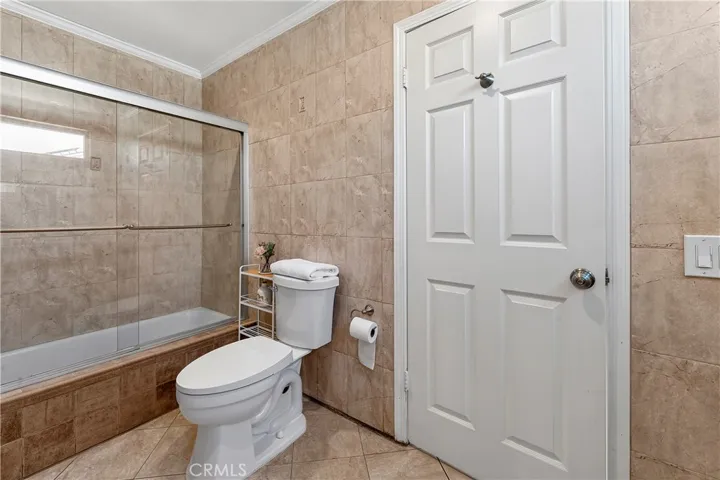 Jack and Jill Bathroom (Upstairs)