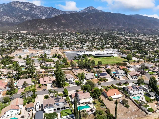 Mountain Views and Walking Distance to Stork Elementary!!