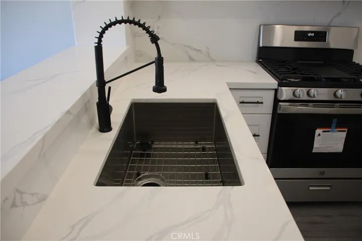 Kitchen farm sink