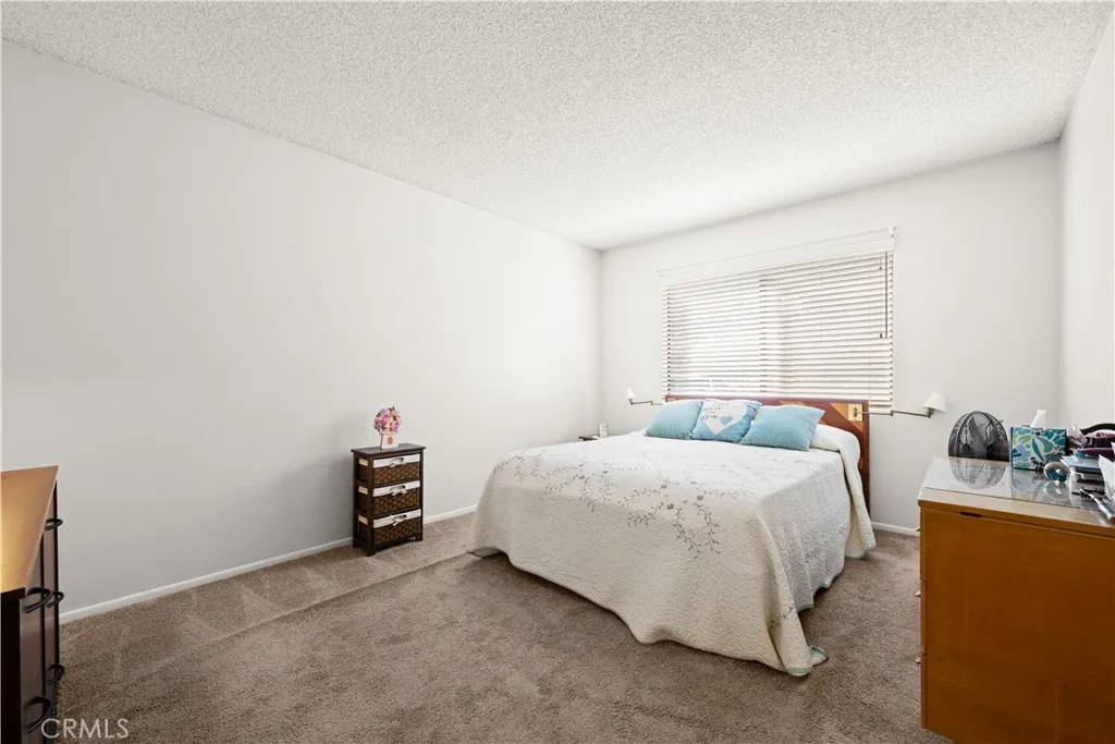 Primary bedroom w/ walk-in closet