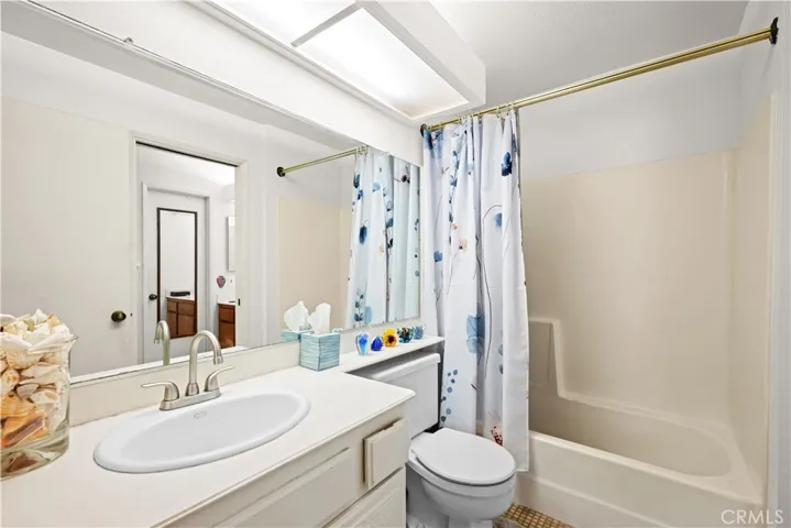 Full bathroom, original fixtures