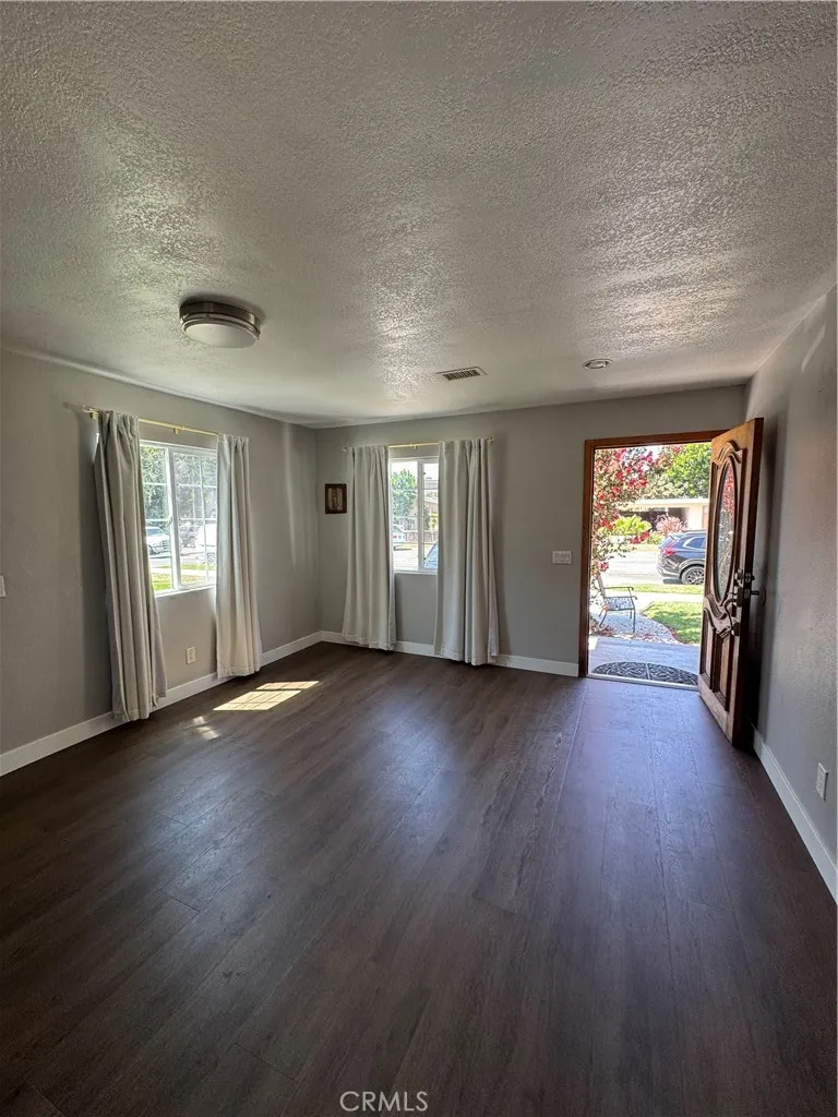 325 Pasadena, Tustin, California 92780 — photo 4