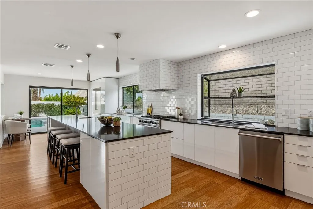 Large kitchen and Island Large kitchen and Island