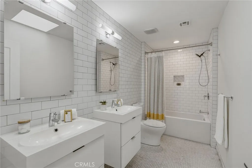 Bathroom for 2 Addt'l Bedrooms Bathroom for 2 Addt'l Bedrooms