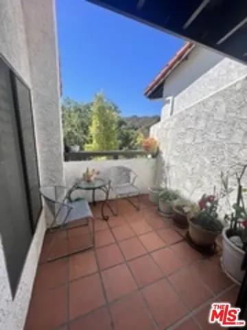 balcony off kitchen