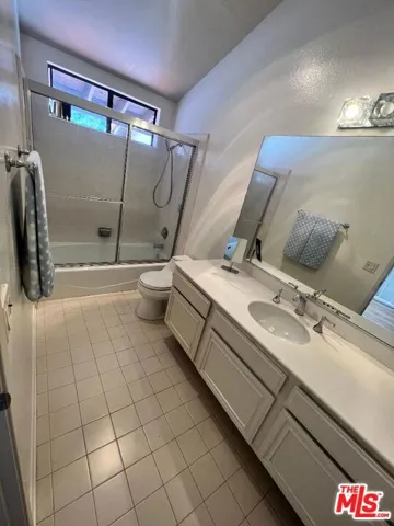 upstairs full bathroom