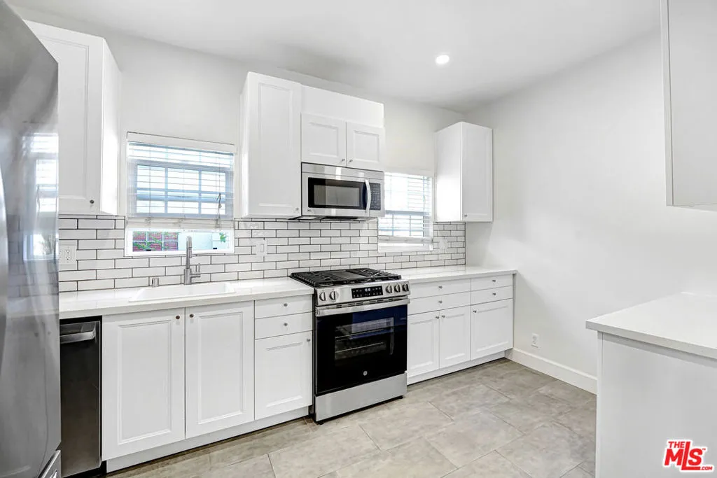 1359 S Cloverdale Avenue, Los Angeles, California 90019 — photo 4