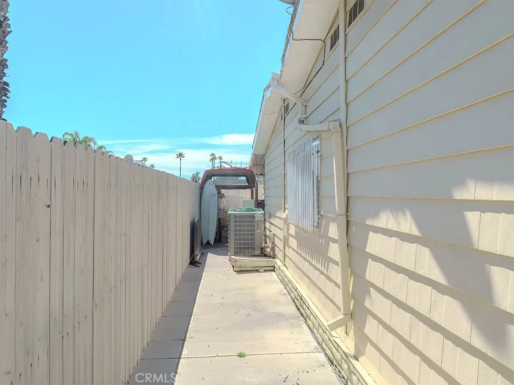 554 Castille, Hemet, California 92543 — photo 5