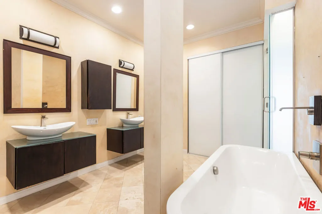Master bathroom Master bathroom