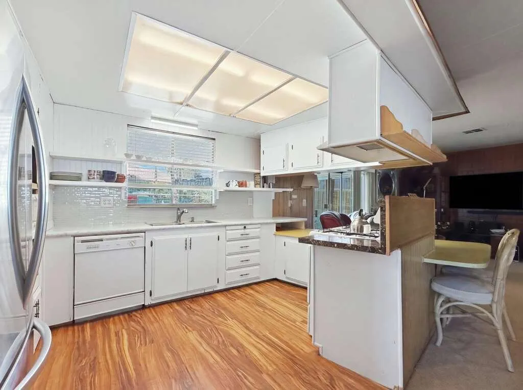 Spacious kitchen and breakfast bar