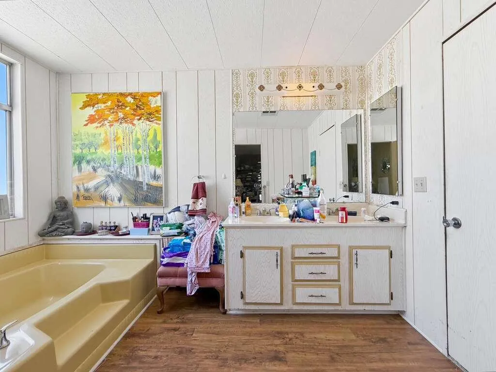Primary bath with soaking tub