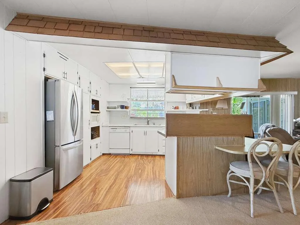 Bright kitchen with breakfast bar