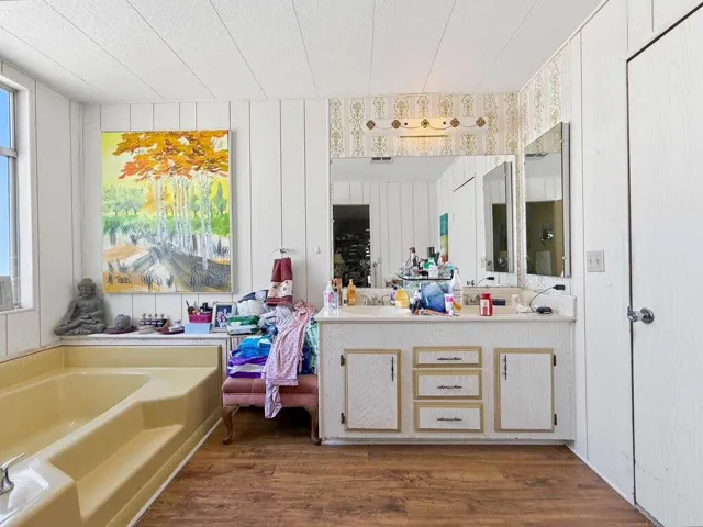 Primary bath with soaking tub