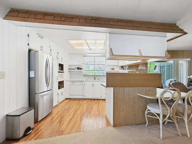 Bright kitchen with breakfast bar