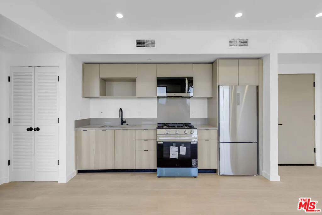 1825 N New Hampshire Avenue 204, Los Angeles, California 90027 — photo 5