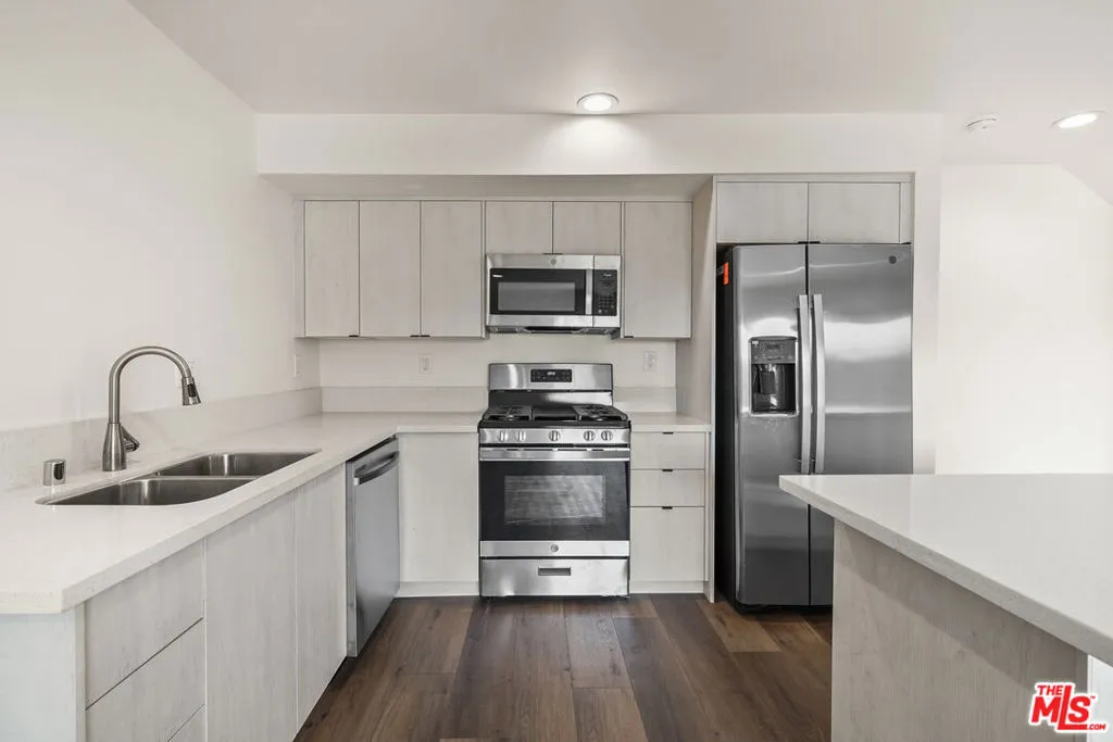 2527 Hauser Boulevard A, Los Angeles, California 90016 — photo 5