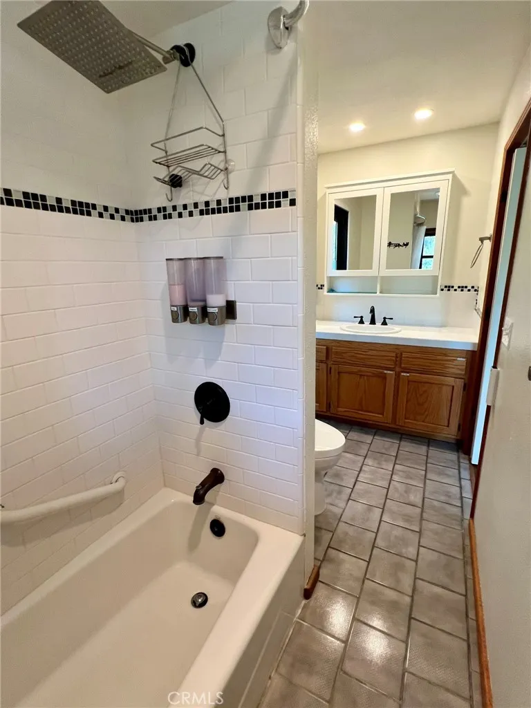En suite full bath
