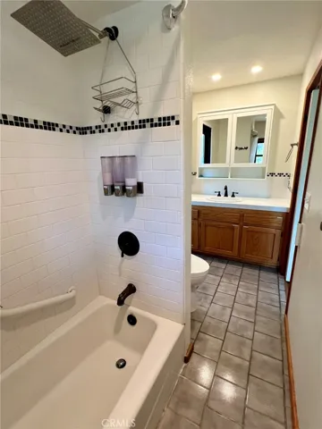 En suite full bath