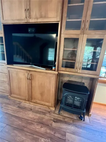 Free standing gas log stove