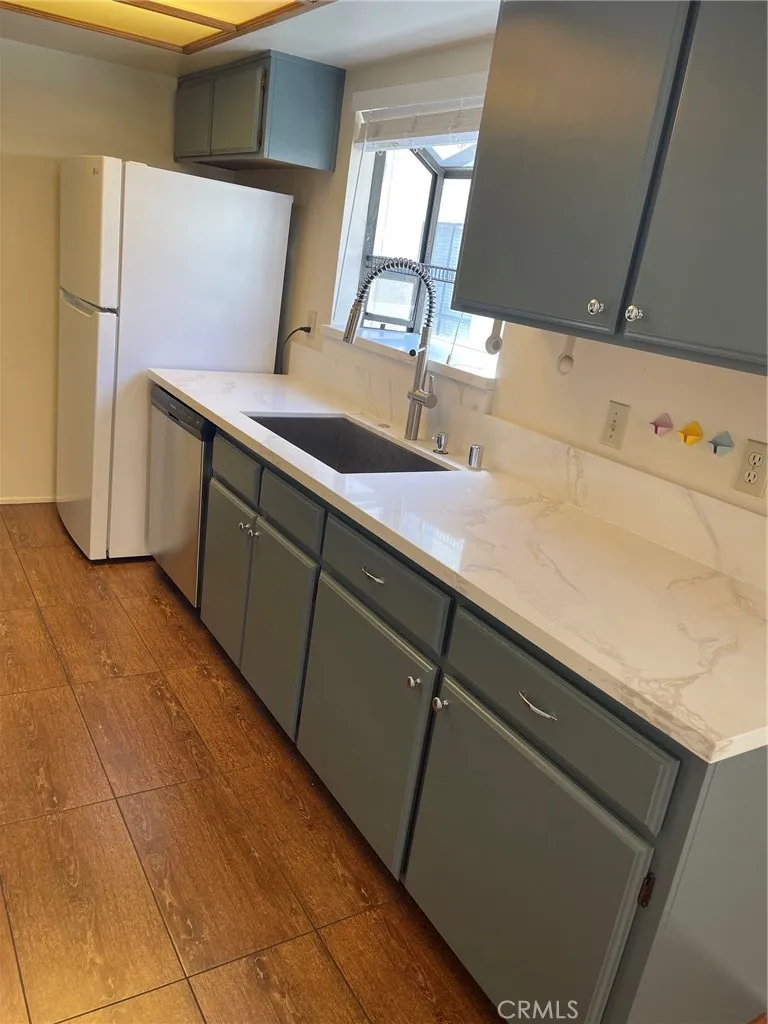 Kitchen Deep Sink
Quartz Counter top Kitchen Deep Sink
Quartz Counter top