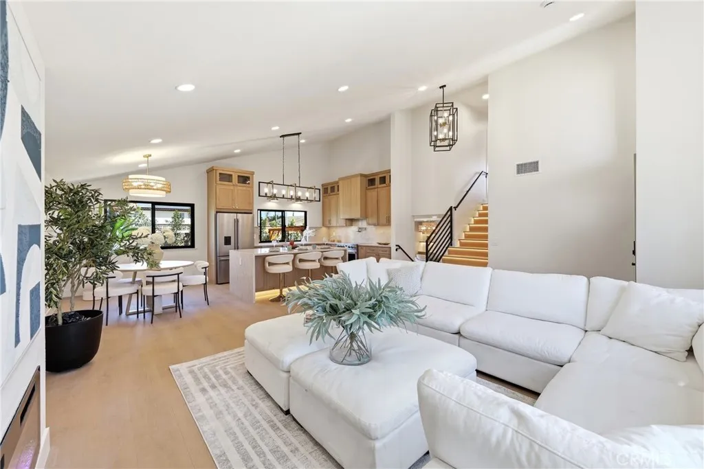 Sophisticated Living Space
Sophisticated Living Space