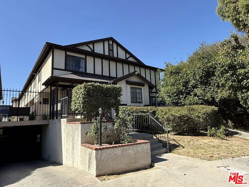 19620 Wyandotte Street 2, Los Angeles, California 91335 — photo 5