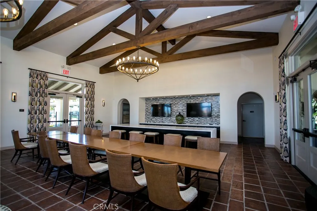 Island serving bar