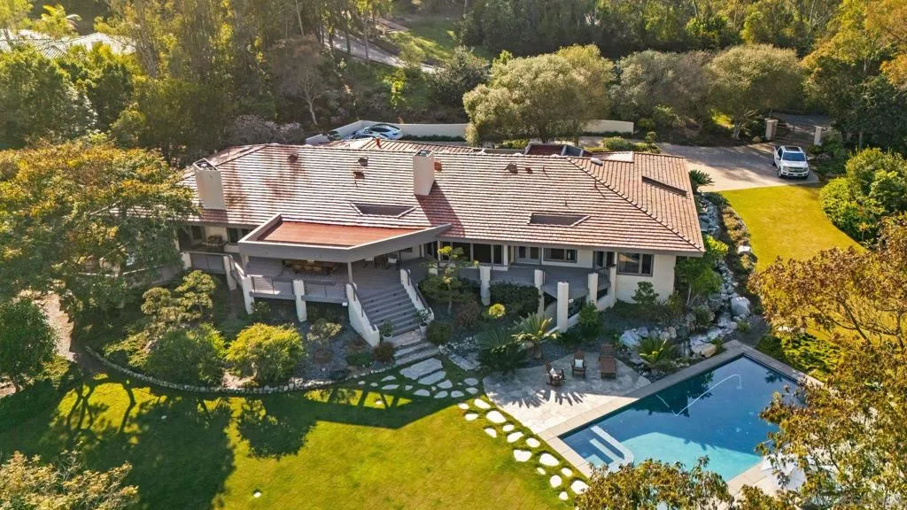 Located in the San Dieguito School District, the highly acclaimed Roger Rowe School (K-8), and ideally positioned near coastal destinations, top schools, and major conveniences