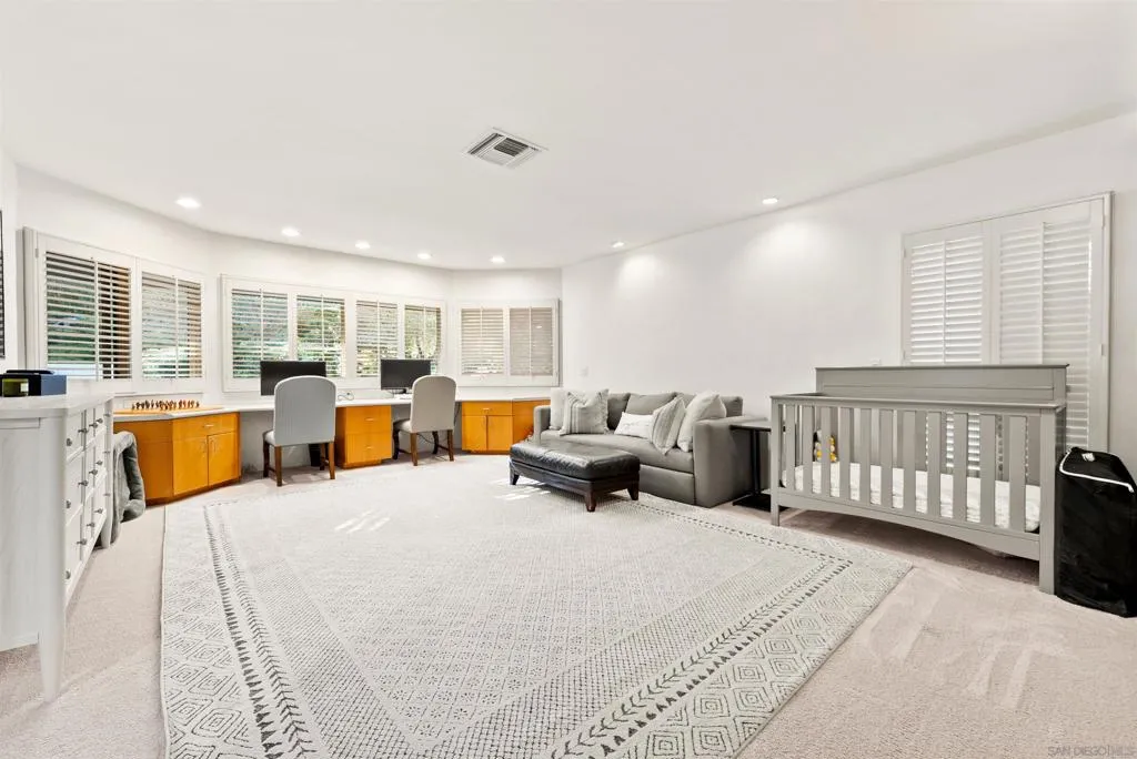 Guest bedroom - We can a bed or leave it like a large office, yoga room or playroom for the kids!