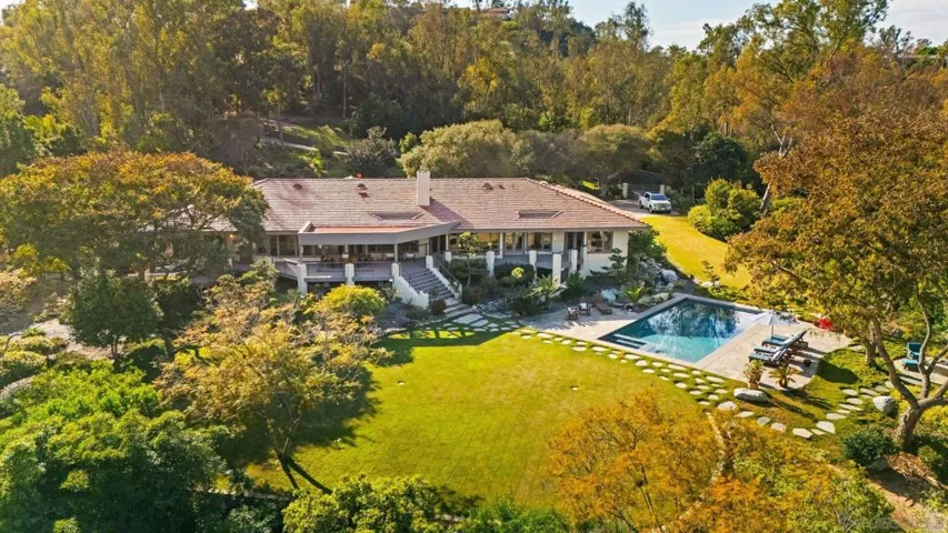 You will love the privacy and large outdoor areas for entertaining, relaxing or gardening!