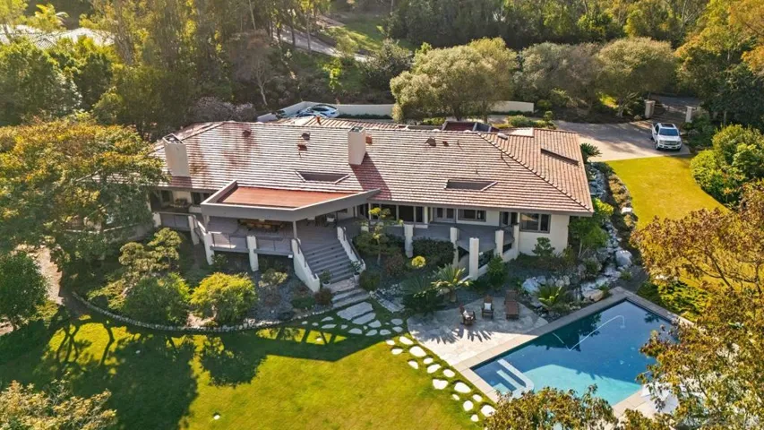 Located in the San Dieguito School District, the highly acclaimed Roger Rowe School (K-8), and ideally positioned near coastal destinations, top schools, and major conveniences