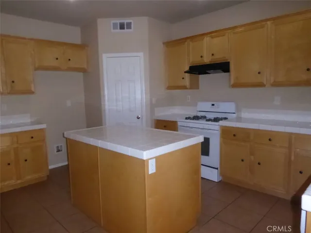 8906 Gentian, Hesperia, California 92344 — photo 5