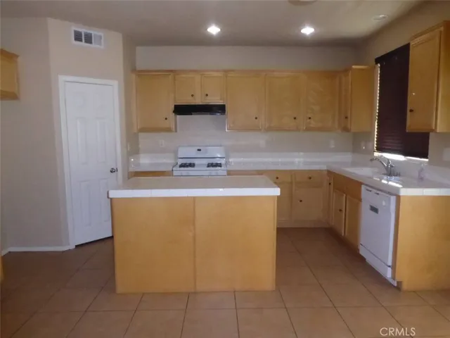 8906 Gentian, Hesperia, California 92344 — photo 4